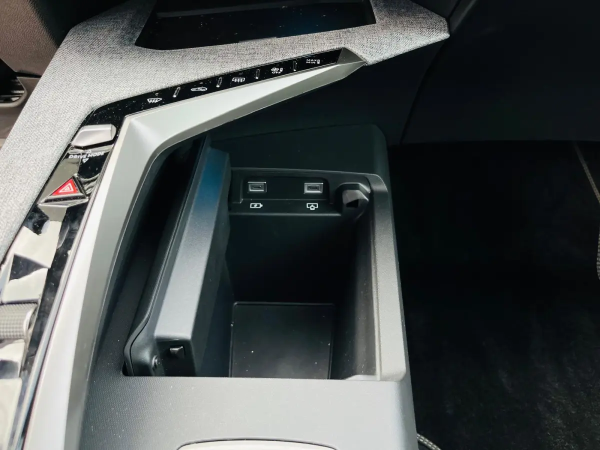 1.2 Hybrid 145 GT Adaptieve Cruise | Camera | Elec.Klep | Carplay | Leder/Stof | Clima | LMV | | Achterbank in delen neerklapbaar | Achteruitrijcamera | Apple Carplay/Android Auto|telefoonin