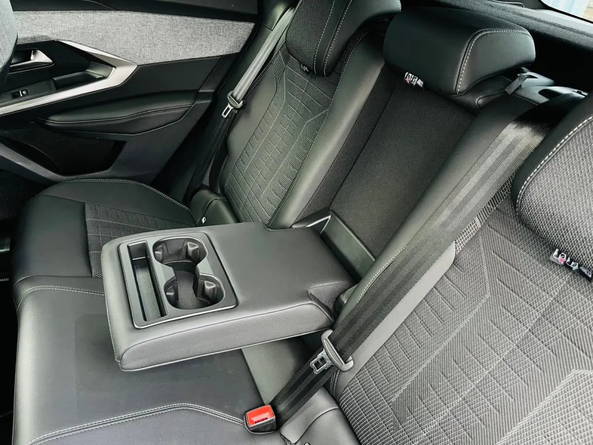 1.2 Hybrid 145 GT Adaptieve Cruise | Camera | Elec.Klep | Carplay | Leder/Stof | Clima | LMV | | Achterbank in delen neerklapbaar | Achteruitrijcamera | Apple Carplay/Android Auto|telefoonin