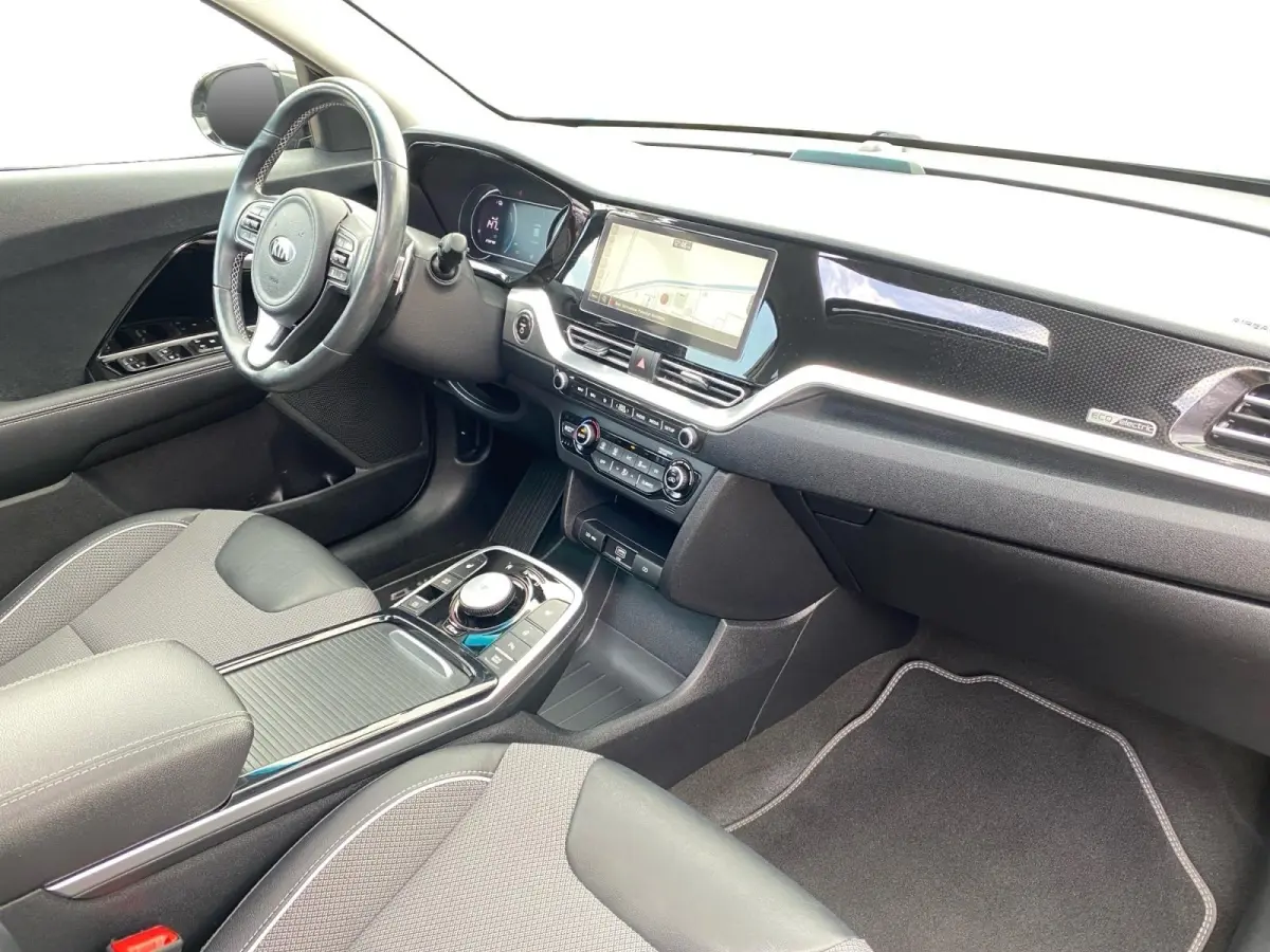 DynamicPlusLine 64 kWh | Climate control | Navigatie | Parkeercamera | Stoel + stuurverwarming | Keyless | Schuif-kanteldak | Line assist |