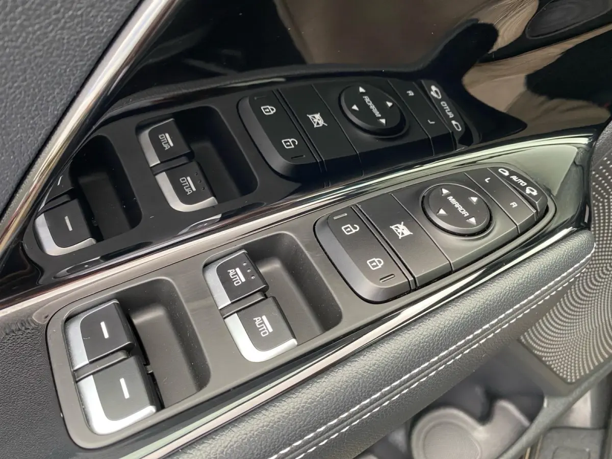 DynamicPlusLine 64 kWh | Climate control | Navigatie | Parkeercamera | Stoel + stuurverwarming | Keyless | Schuif-kanteldak | Line assist |