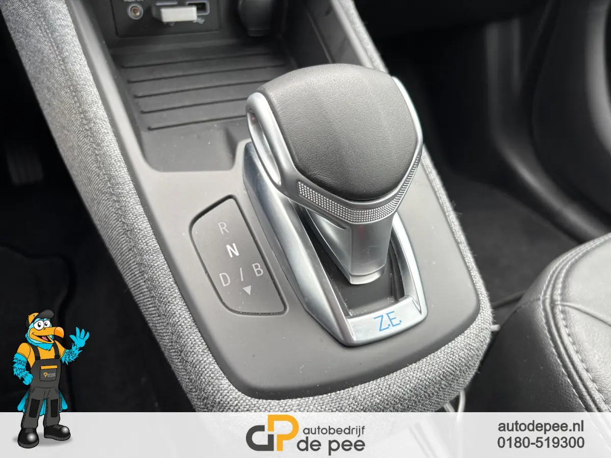 R135 Intens 52 kWh GARANTIE/KOOPACCU SOH 92%/CCS/SENS.V+A/CAMERA/CRUISE/CLIMA/CARPLAY/LICHTMETAAL rijklaarprijs!