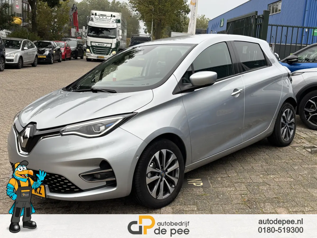 R135 Intens 52 kWh GARANTIE/KOOPACCU SOH 92%/CCS/SENS.V+A/CAMERA/CRUISE/CLIMA/CARPLAY/LICHTMETAAL rijklaarprijs!
