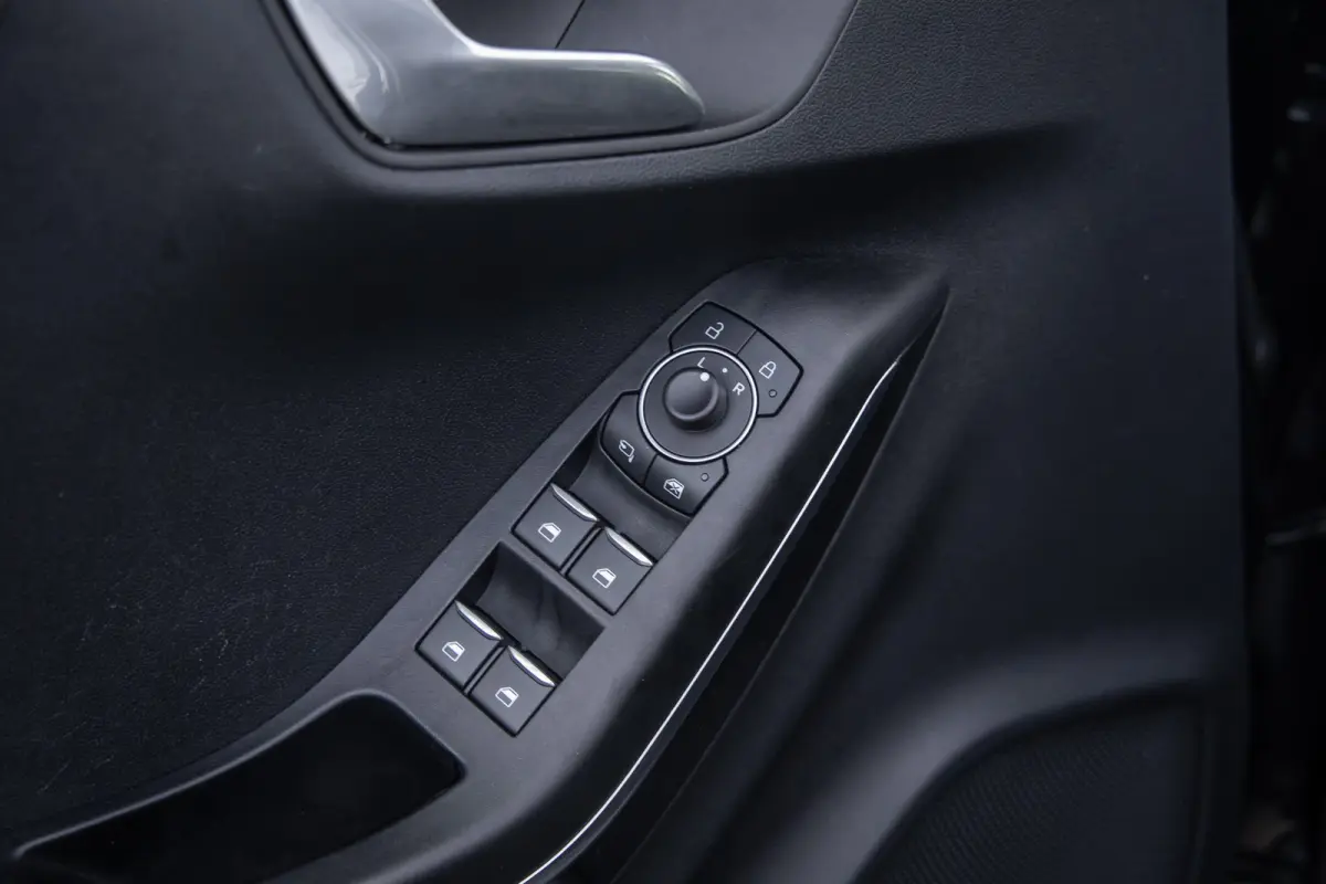 1.0 EcoBoost Titanium | 100 % dealer o.h. | LED verlichting | Camera | Winter-pack | Privacy-glass | Apple carplay / andriod auto