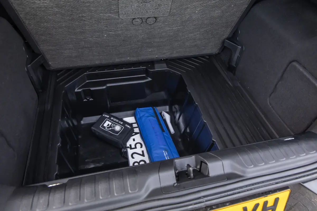 1.0 EcoBoost Titanium | 100 % dealer o.h. | LED verlichting | Camera | Winter-pack | Privacy-glass | Apple carplay / andriod auto