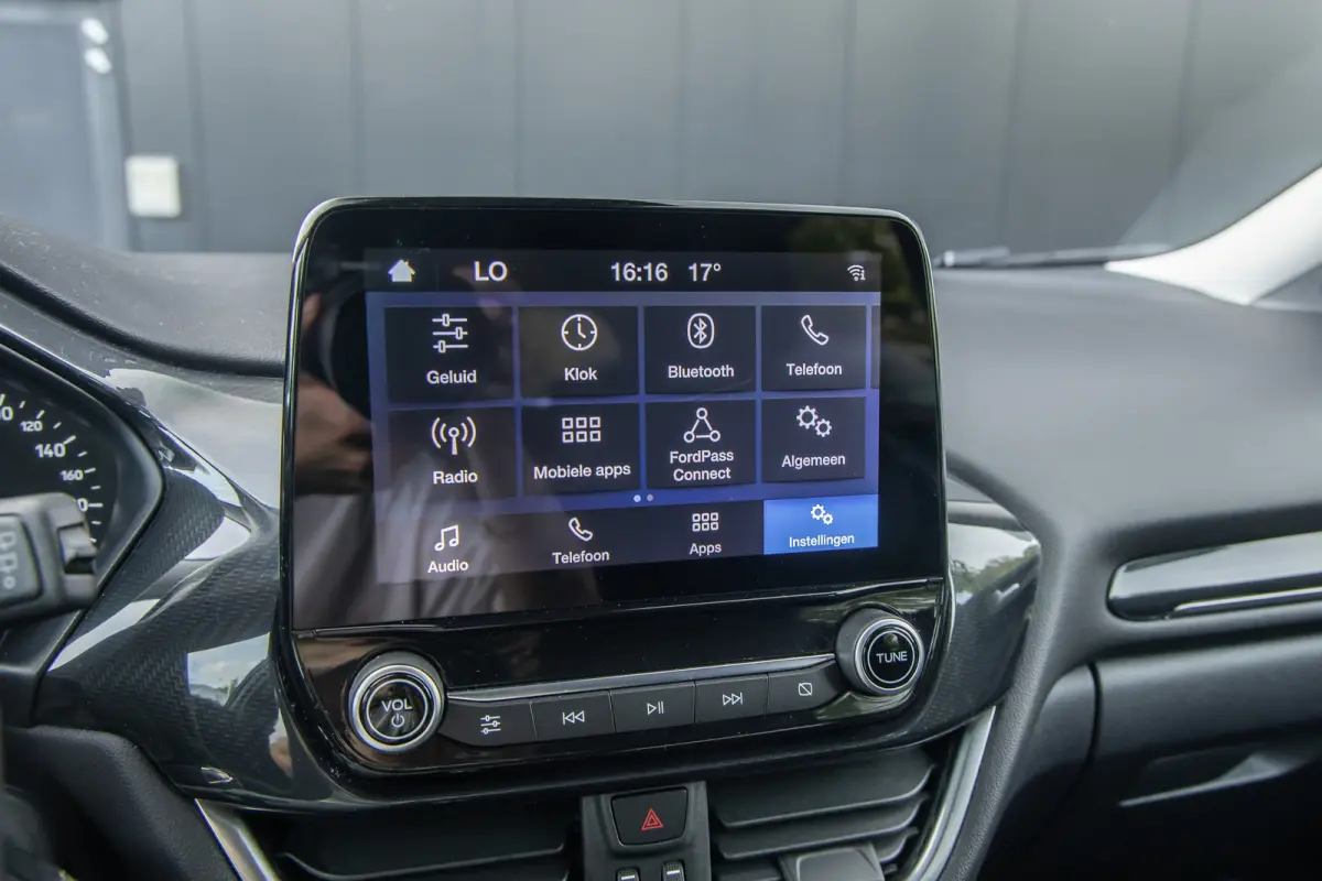 1.0 EcoBoost Titanium | 100 % dealer o.h. | LED verlichting | Camera | Winter-pack | Privacy-glass | Apple carplay / andriod auto