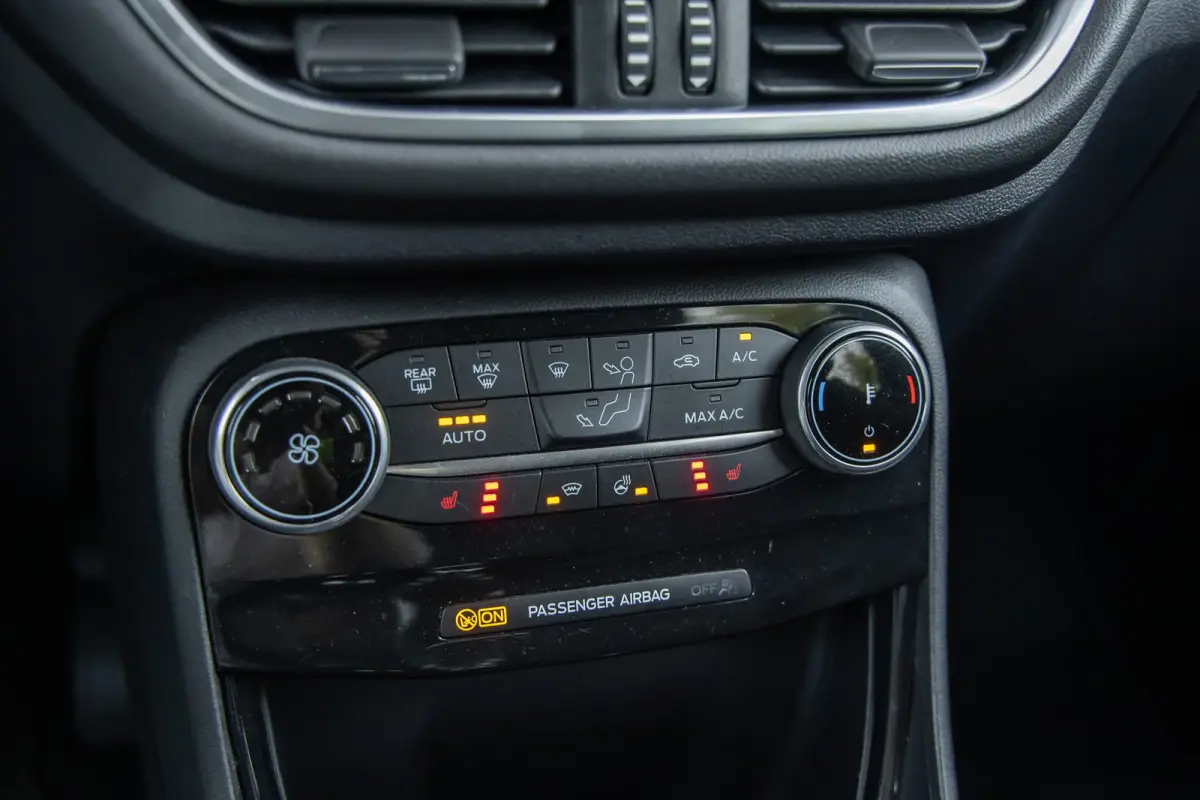 1.0 EcoBoost Titanium | 100 % dealer o.h. | LED verlichting | Camera | Winter-pack | Privacy-glass | Apple carplay / andriod auto