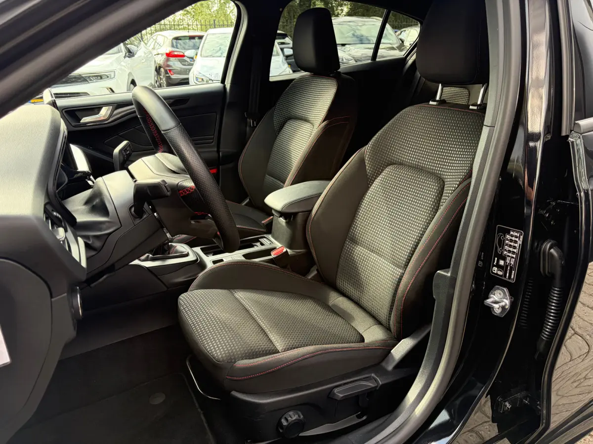 1.0 Hybrid 125 PK ST Line | STUUR, STOEL EN VOORRUITVERWARMING| FULL LED| NAVIGATIE + APPLE CARPLAY/ANDROID AUTO| PARKEERSENSOREN V+A| KEYLESS START| NEDERLANDSE AUTO| EERSTE EIGENAAR| DEALE