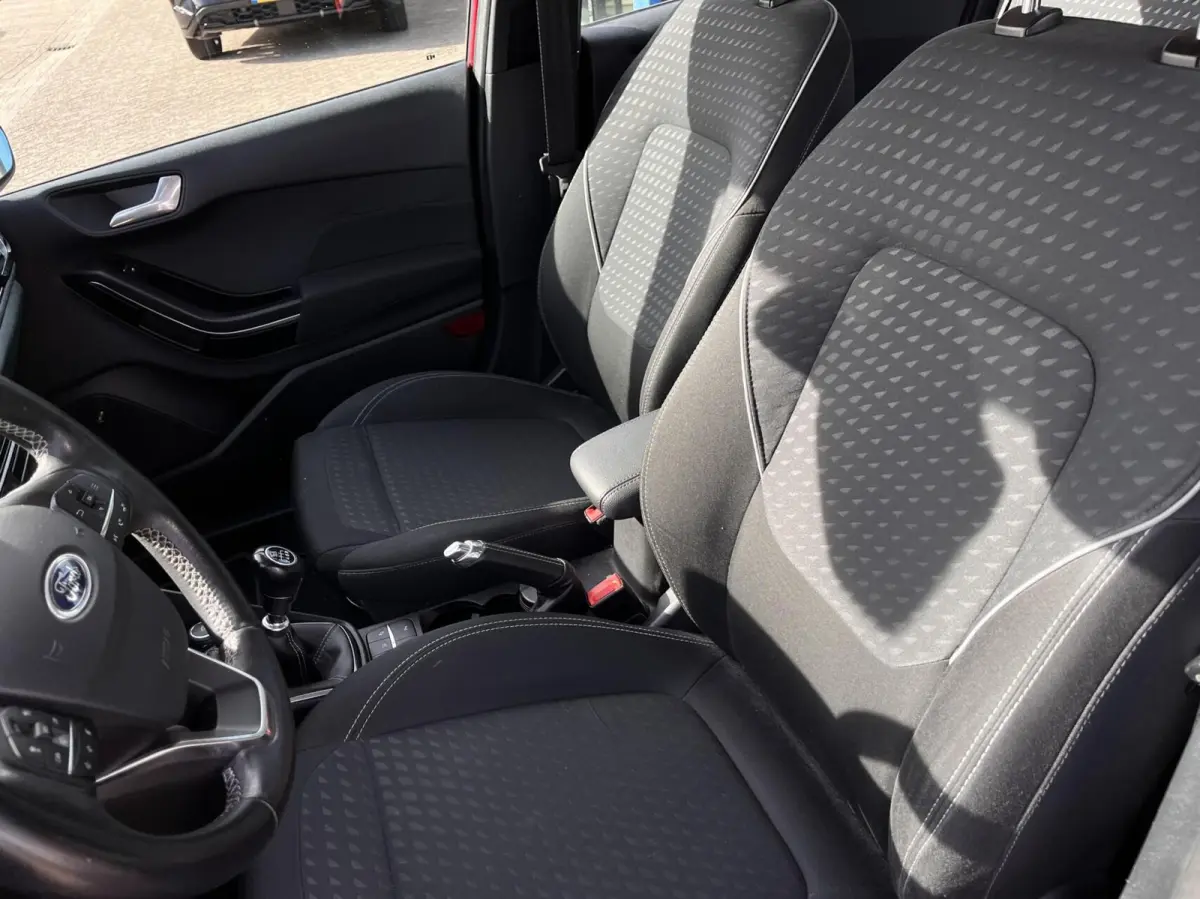 1.0 EcoBoost Titanium 100pk Trekhaak Adaptieve Cruise Camera Verwarmde Voorruit Navi B&O Parkeersensoren Climate 16'' Velgen *Leuk*