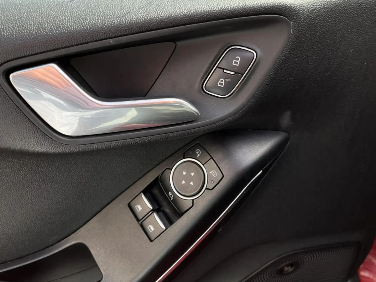 1.0 EcoBoost Titanium 100pk Trekhaak Adaptieve Cruise Camera Verwarmde Voorruit Navi B&O Parkeersensoren Climate 16'' Velgen *Leuk*