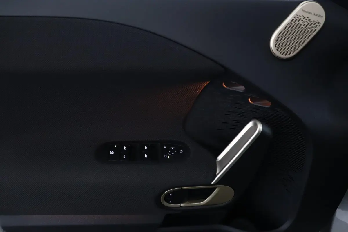 E JCW | SOH 100% | JCW Uitvoering | Pakket M | Stuurwielrandverwarming | Panoramadak | Head-Up Display | Harman Kardon