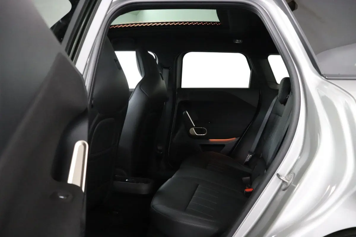 E JCW | SOH 100% | JCW Uitvoering | Pakket M | Stuurwielrandverwarming | Panoramadak | Head-Up Display | Harman Kardon