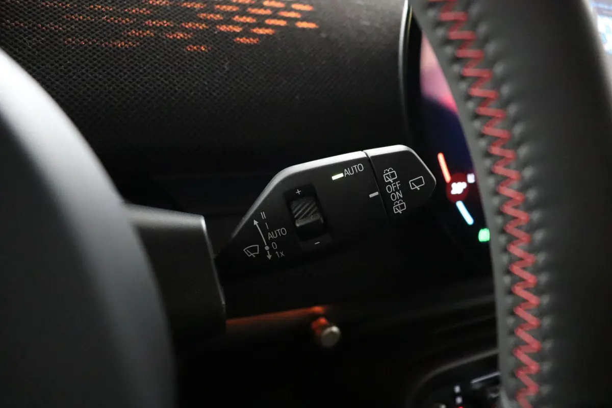 E JCW | SOH 100% | JCW Uitvoering | Pakket M | Stuurwielrandverwarming | Panoramadak | Head-Up Display | Harman Kardon
