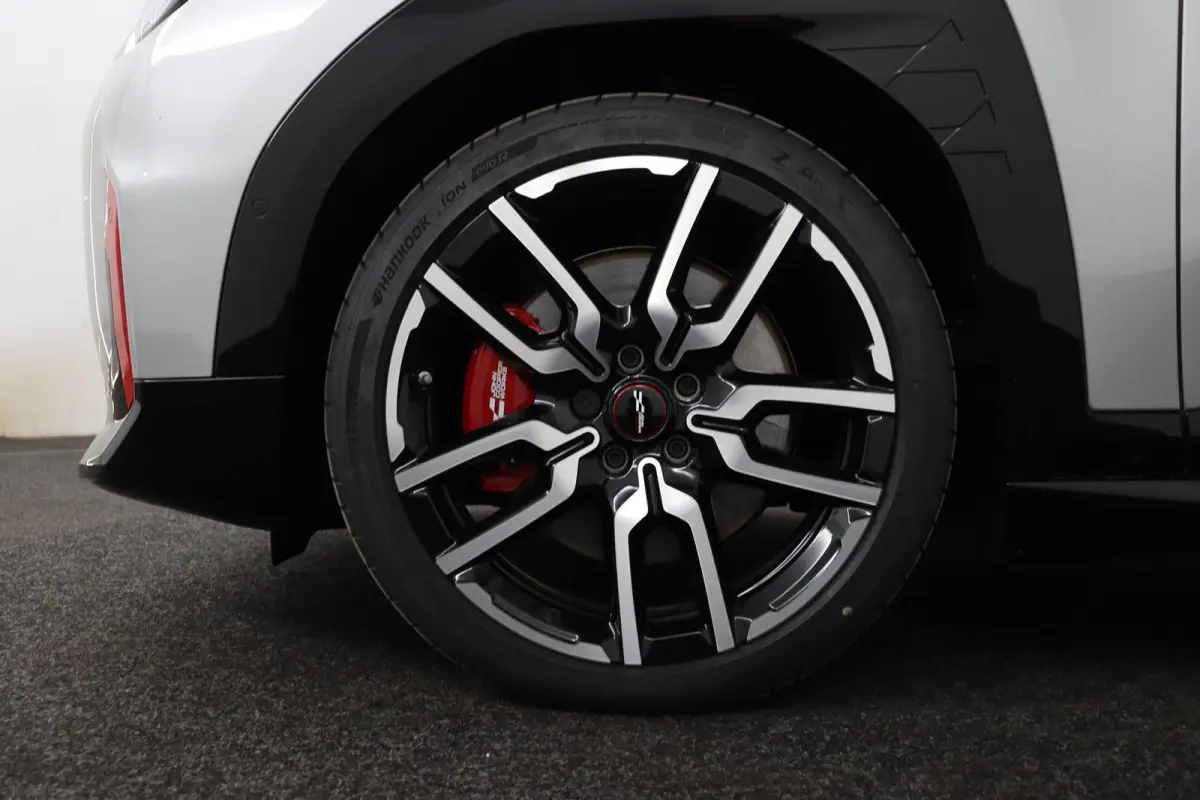 E JCW | SOH 100% | JCW Uitvoering | Pakket M | Stuurwielrandverwarming | Panoramadak | Head-Up Display | Harman Kardon