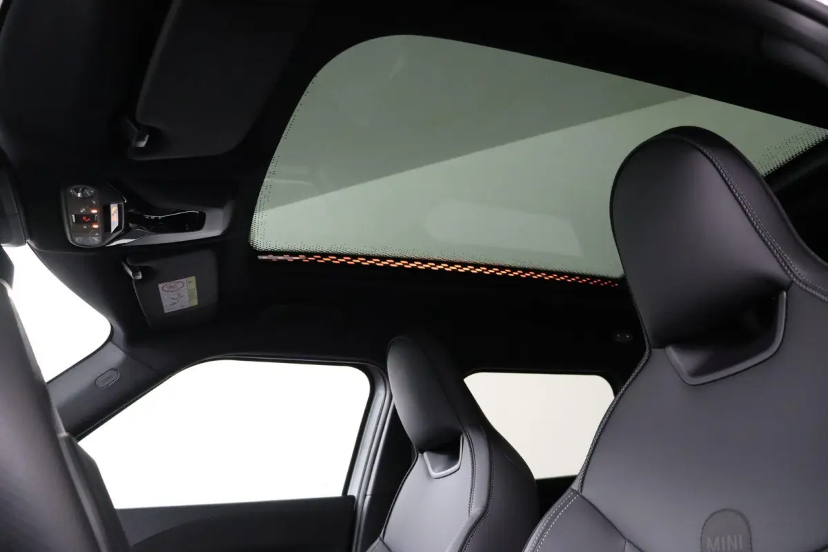 E JCW | SOH 100% | JCW Uitvoering | Pakket M | Stuurwielrandverwarming | Panoramadak | Head-Up Display | Harman Kardon