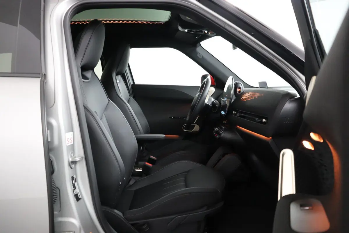 E JCW | SOH 100% | JCW Uitvoering | Pakket M | Stuurwielrandverwarming | Panoramadak | Head-Up Display | Harman Kardon