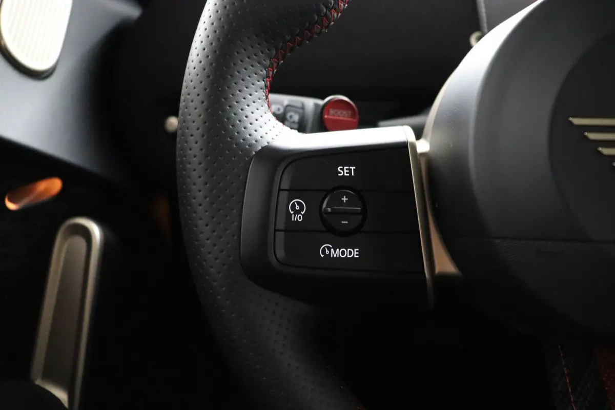 E JCW | SOH 100% | JCW Uitvoering | Pakket M | Stuurwielrandverwarming | Panoramadak | Head-Up Display | Harman Kardon