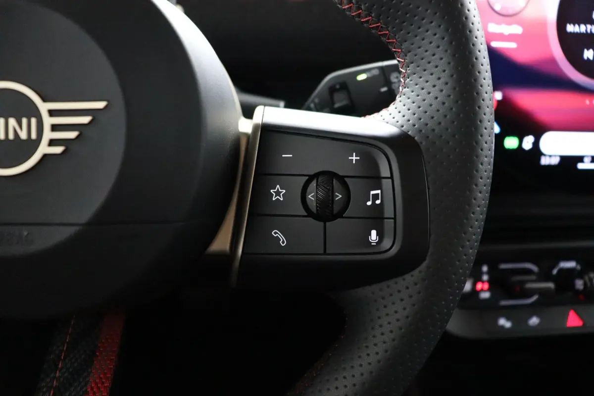 E JCW | SOH 100% | JCW Uitvoering | Pakket M | Stuurwielrandverwarming | Panoramadak | Head-Up Display | Harman Kardon