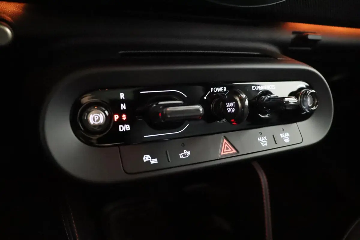 E JCW | SOH 100% | JCW Uitvoering | Pakket M | Stuurwielrandverwarming | Panoramadak | Head-Up Display | Harman Kardon