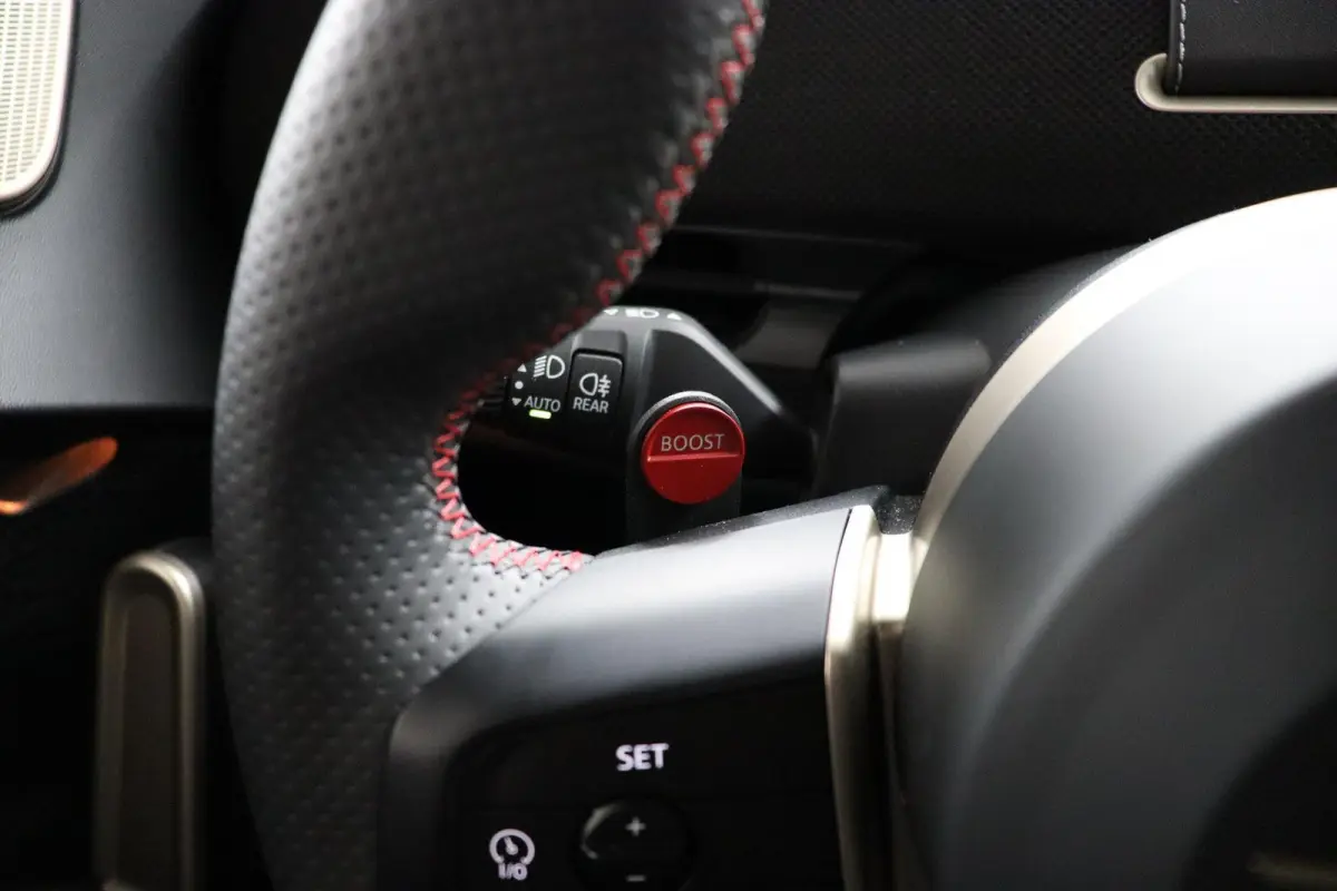 E JCW | SOH 100% | JCW Uitvoering | Pakket M | Stuurwielrandverwarming | Panoramadak | Head-Up Display | Harman Kardon