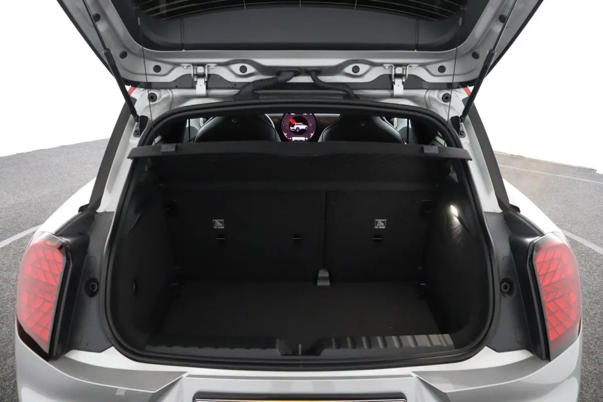 E JCW | SOH 100% | JCW Uitvoering | Pakket M | Stuurwielrandverwarming | Panoramadak | Head-Up Display | Harman Kardon