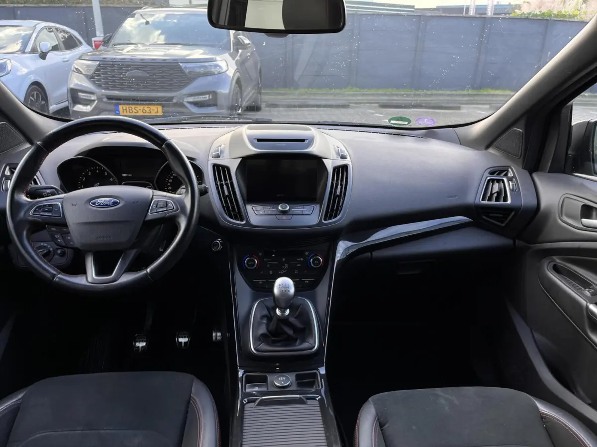 1.5 EcoBoost ST Line 120PK DISTRIBUTIERIEM IS VERVANGEN!!! Afn. Trekhaak Camera Cruise Navi Carplay Stoel/Voorruit Verwarming Elek. Achterklep 1800kg Trekgewicht *Dealer Onderhouden*