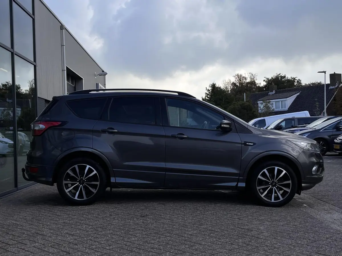 1.5 EcoBoost ST Line 120PK DISTRIBUTIERIEM IS VERVANGEN!!! Afn. Trekhaak Camera Cruise Navi Carplay Stoel/Voorruit Verwarming Elek. Achterklep 1800kg Trekgewicht *Dealer Onderhouden*