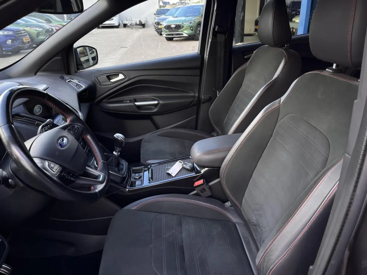 1.5 EcoBoost ST Line 120PK DISTRIBUTIERIEM IS VERVANGEN!!! Afn. Trekhaak Camera Cruise Navi Carplay Stoel/Voorruit Verwarming Elek. Achterklep 1800kg Trekgewicht *Dealer Onderhouden*