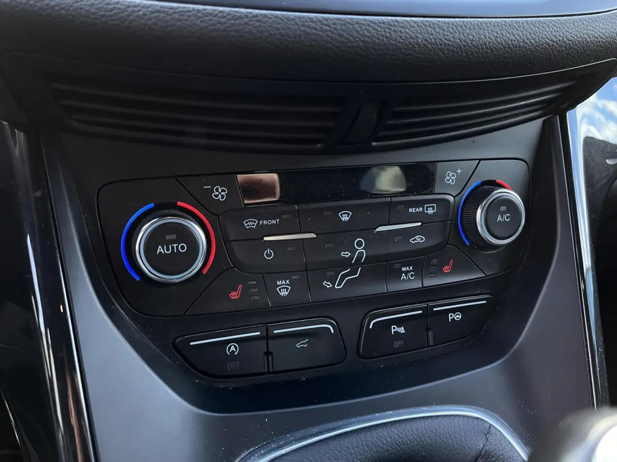 1.5 EcoBoost ST Line 120PK DISTRIBUTIERIEM IS VERVANGEN!!! Afn. Trekhaak Camera Cruise Navi Carplay Stoel/Voorruit Verwarming Elek. Achterklep 1800kg Trekgewicht *Dealer Onderhouden*