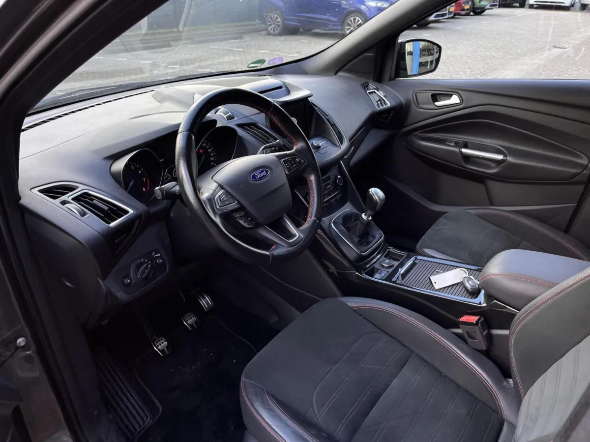 1.5 EcoBoost ST Line 120PK DISTRIBUTIERIEM IS VERVANGEN!!! Afn. Trekhaak Camera Cruise Navi Carplay Stoel/Voorruit Verwarming Elek. Achterklep 1800kg Trekgewicht *Dealer Onderhouden*