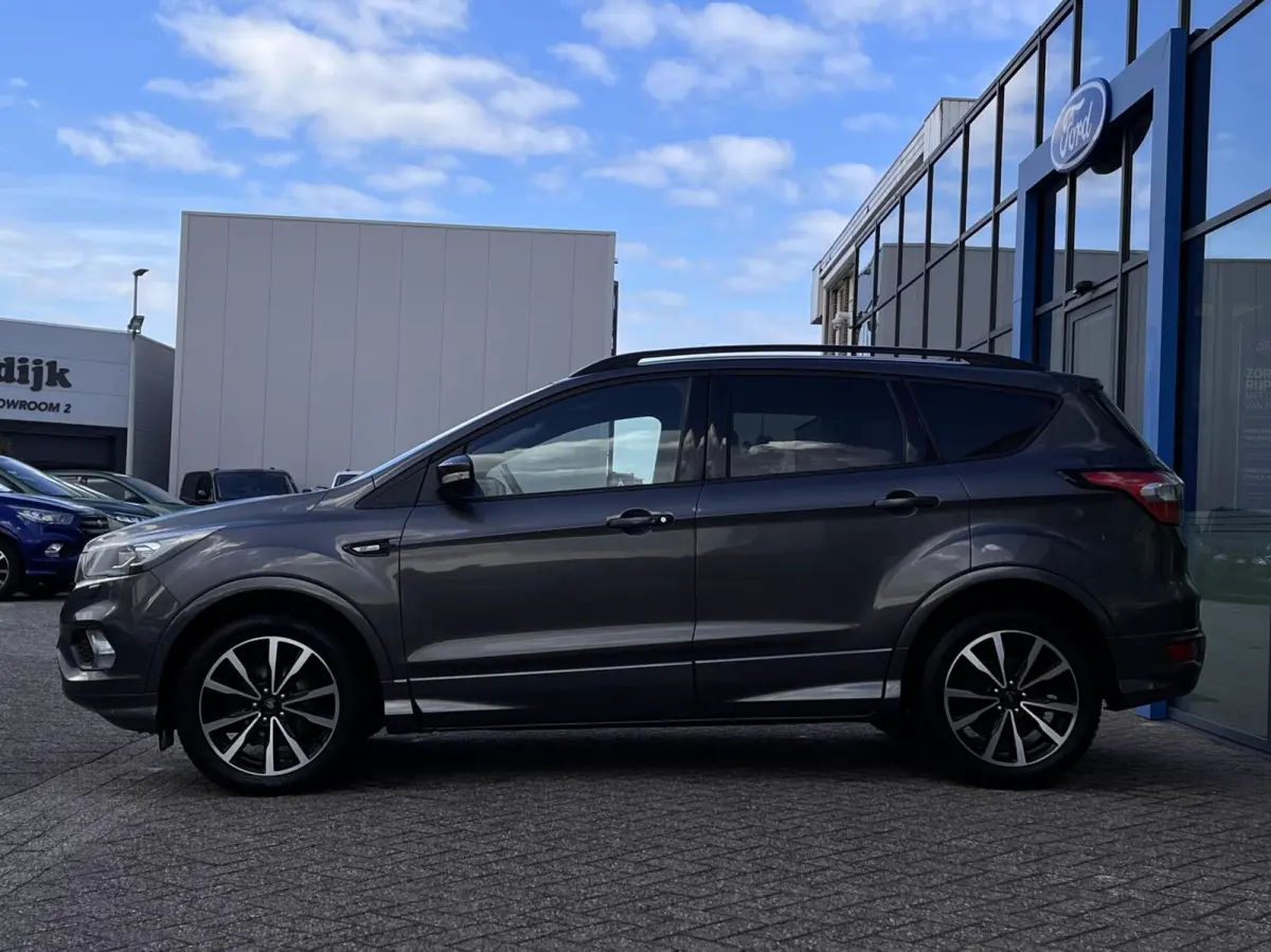 1.5 EcoBoost ST Line 120PK DISTRIBUTIERIEM IS VERVANGEN!!! Afn. Trekhaak Camera Cruise Navi Carplay Stoel/Voorruit Verwarming Elek. Achterklep 1800kg Trekgewicht *Dealer Onderhouden*