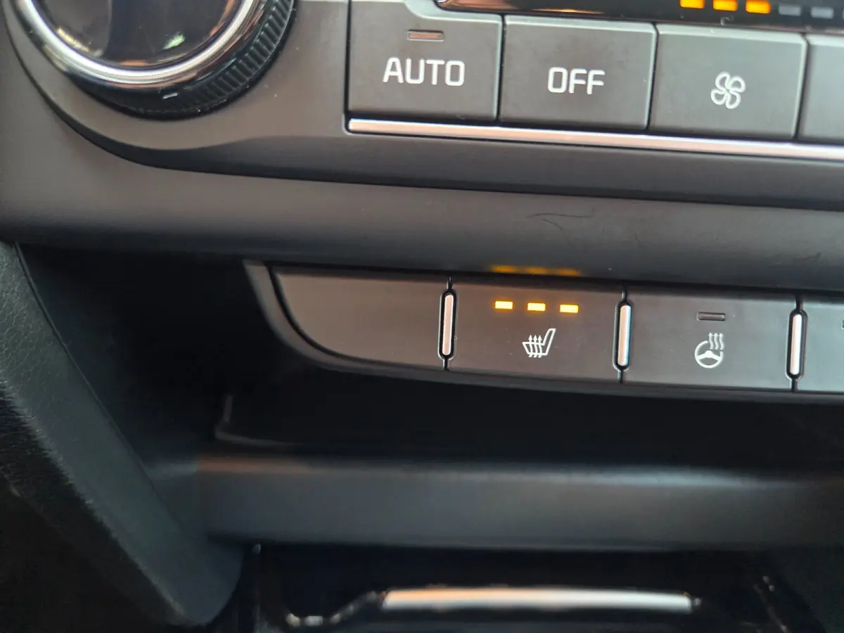 1.0 T-GDi DynamicPlusLine Parkeersensoren a./ Navigatie/ Camera/ Trekhaak/ Stoelverwarming/ Rijklaarprijs!