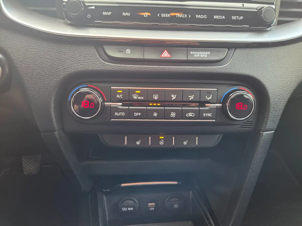 1.0 T-GDi DynamicPlusLine Parkeersensoren a./ Navigatie/ Camera/ Trekhaak/ Stoelverwarming/ Rijklaarprijs!