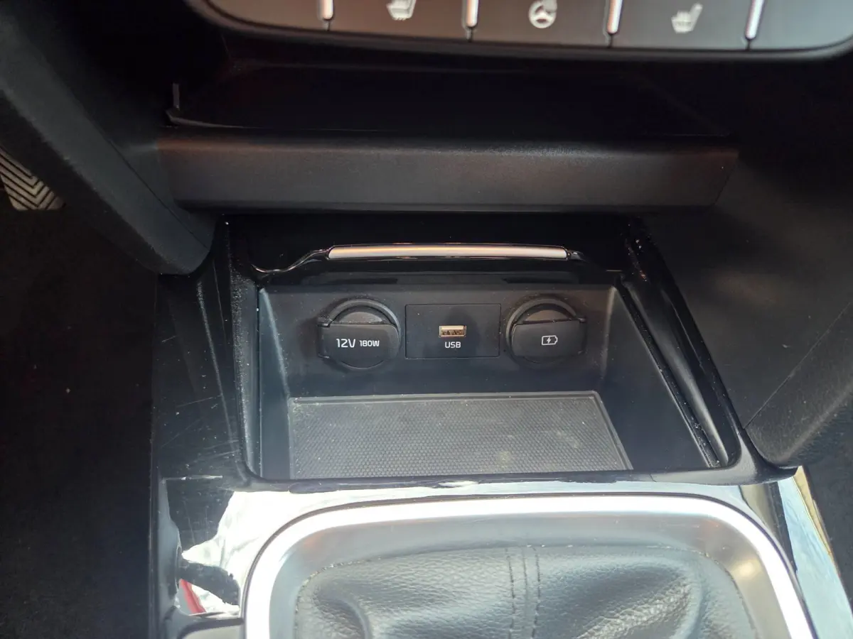 1.0 T-GDi DynamicPlusLine Parkeersensoren a./ Navigatie/ Camera/ Trekhaak/ Stoelverwarming/ Rijklaarprijs!