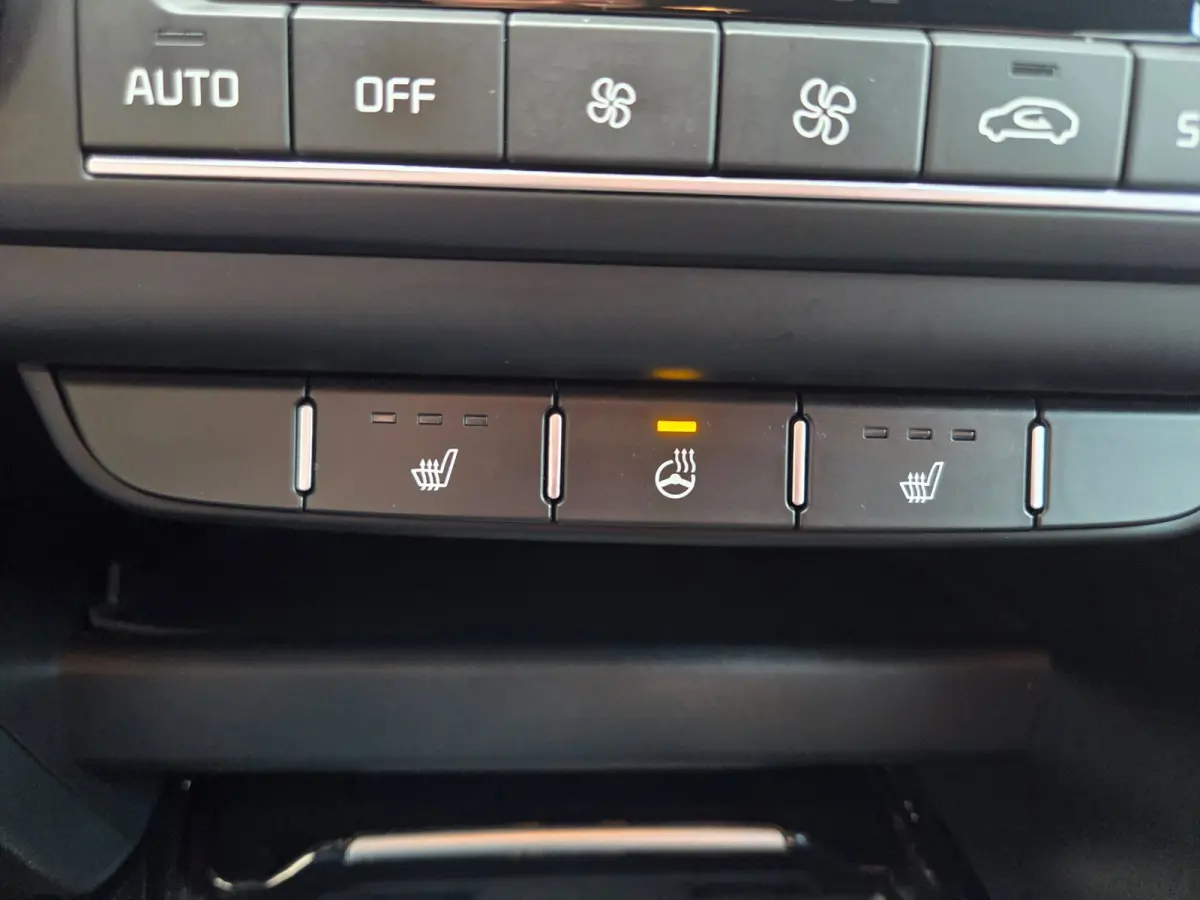 1.0 T-GDi DynamicPlusLine Parkeersensoren a./ Navigatie/ Camera/ Trekhaak/ Stoelverwarming/ Rijklaarprijs!