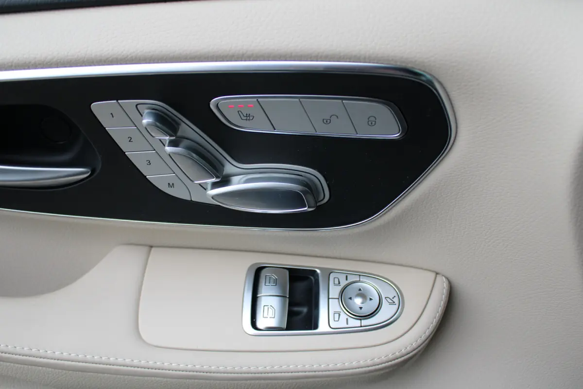 300d / AMG / DC / Exclusive / 4-Matic / Luchtv / Elec Stoel / Burmester / Vol Opties / NIEUWSTAAT