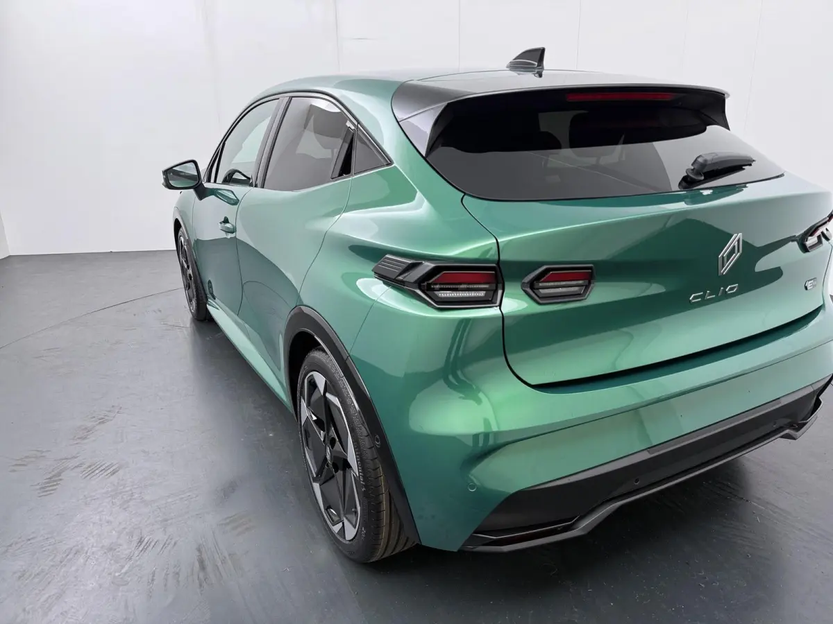 techno full hybrid E-Tech 160 pk | pack winter, safety & parking | lichtmetalen wielen 18""rythmic" | verlenging connected services openR link met vijf jaar |