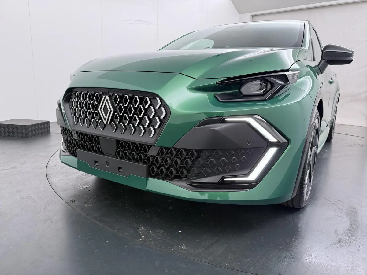 techno full hybrid E-Tech 160 pk | pack winter, safety & parking | lichtmetalen wielen 18""rythmic" | verlenging connected services openR link met vijf jaar |