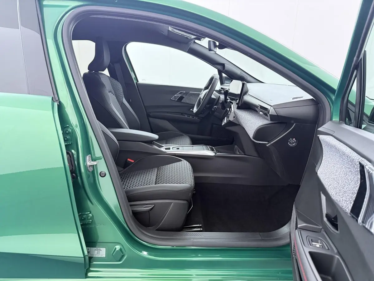techno full hybrid E-Tech 160 pk | pack winter, safety & parking | lichtmetalen wielen 18""rythmic" | verlenging connected services openR link met vijf jaar |