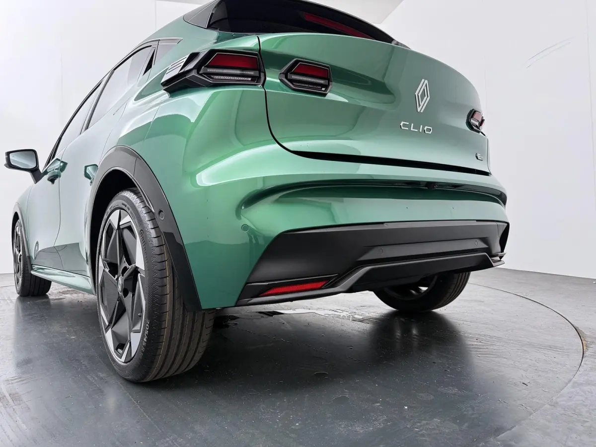 techno full hybrid E-Tech 160 pk | pack winter, safety & parking | lichtmetalen wielen 18""rythmic" | verlenging connected services openR link met vijf jaar |