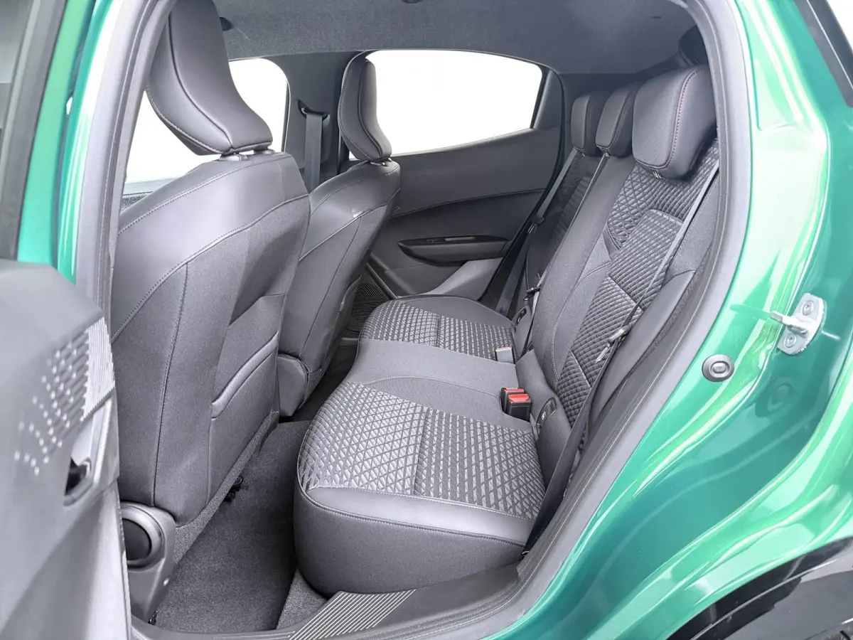 techno full hybrid E-Tech 160 pk | pack winter, safety & parking | lichtmetalen wielen 18""rythmic" | verlenging connected services openR link met vijf jaar |