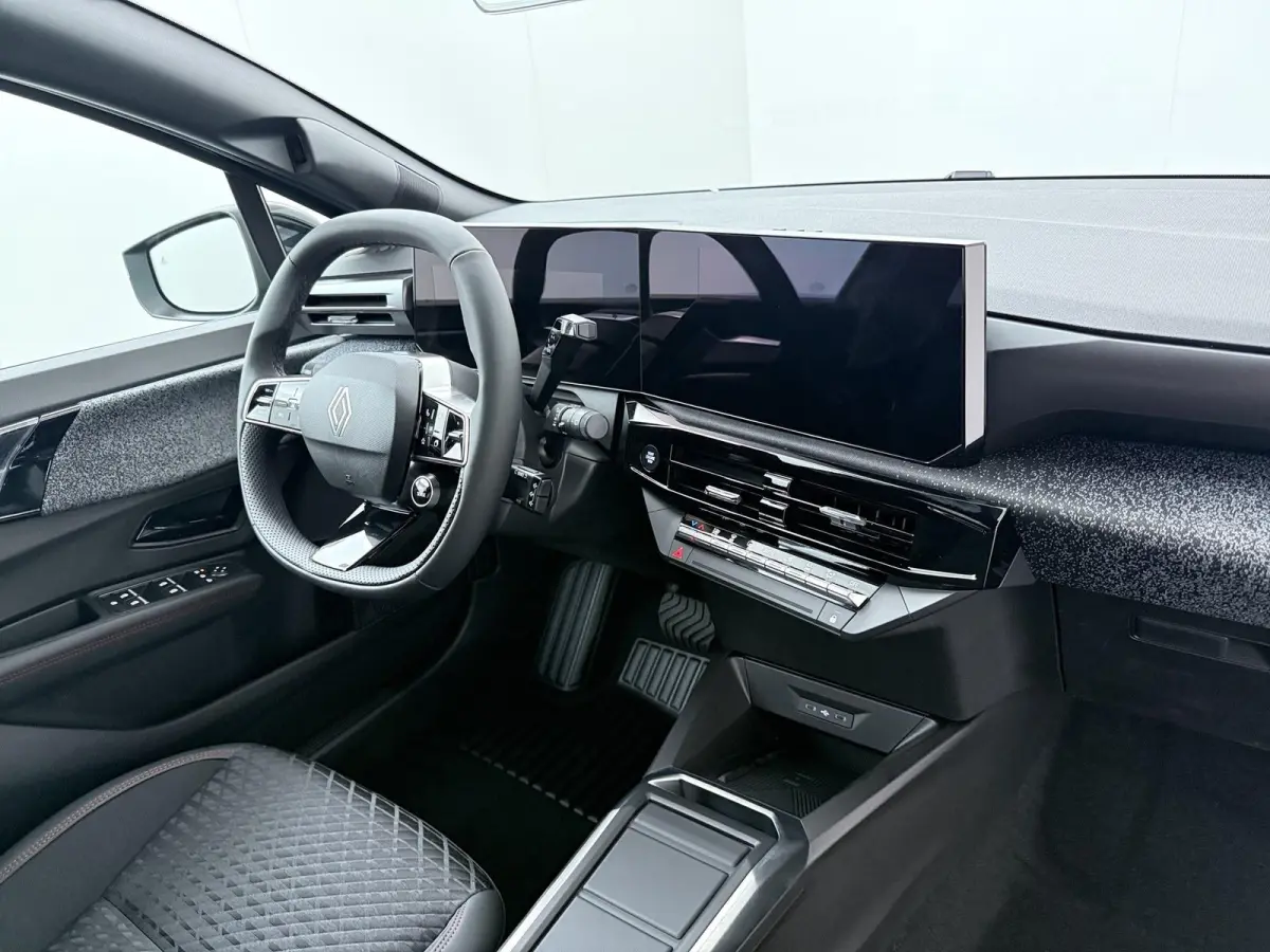 techno full hybrid E-Tech 160 pk | pack winter, safety & parking | lichtmetalen wielen 18""rythmic" | verlenging connected services openR link met vijf jaar |