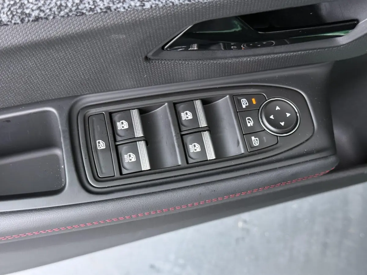 techno full hybrid E-Tech 160 pk | pack winter, safety & parking | lichtmetalen wielen 18""rythmic" | verlenging connected services openR link met vijf jaar |