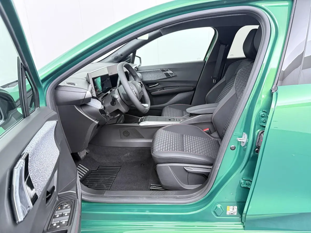 techno full hybrid E-Tech 160 pk | pack winter, safety & parking | lichtmetalen wielen 18""rythmic" | verlenging connected services openR link met vijf jaar |