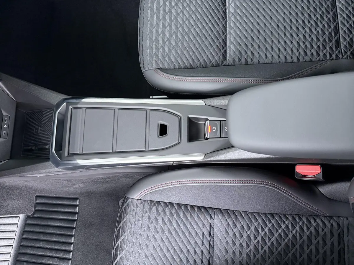 techno full hybrid E-Tech 160 pk | pack winter, safety & parking | lichtmetalen wielen 18""rythmic" | verlenging connected services openR link met vijf jaar |