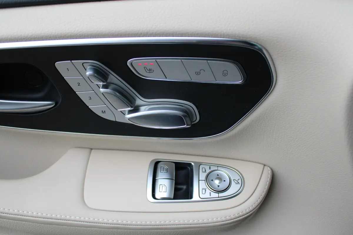 300d / AMG / DC / Exclusive / 4-Matic / Luchtv / Elec Stoel / Burmester / Vol Opties / NIEUWSTAAT