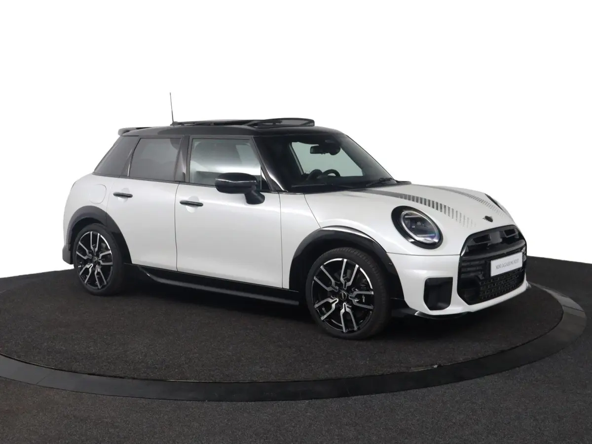 1.5 Cooper C John Cooper Works JCW Uitvoering | Pakket S | Stoel- en stuurverwarming | Panoramadak | Head-Up Display