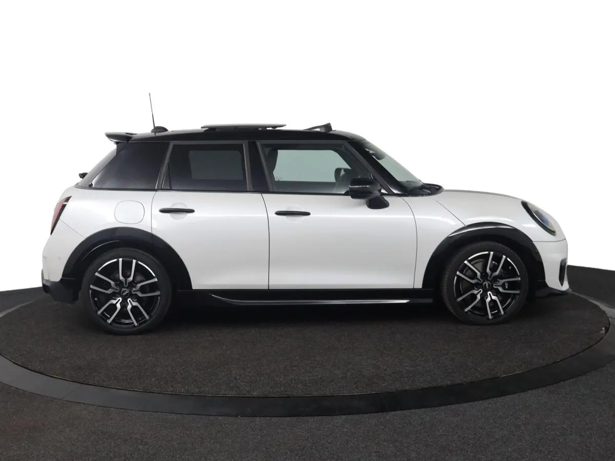 1.5 Cooper C John Cooper Works JCW Uitvoering | Pakket S | Stoel- en stuurverwarming | Panoramadak | Head-Up Display