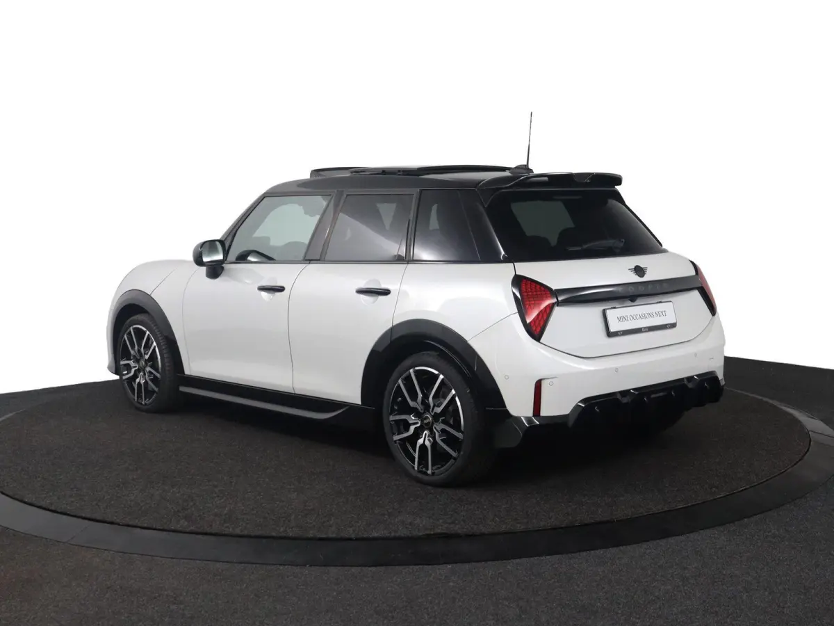1.5 Cooper C John Cooper Works JCW Uitvoering | Pakket S | Stoel- en stuurverwarming | Panoramadak | Head-Up Display