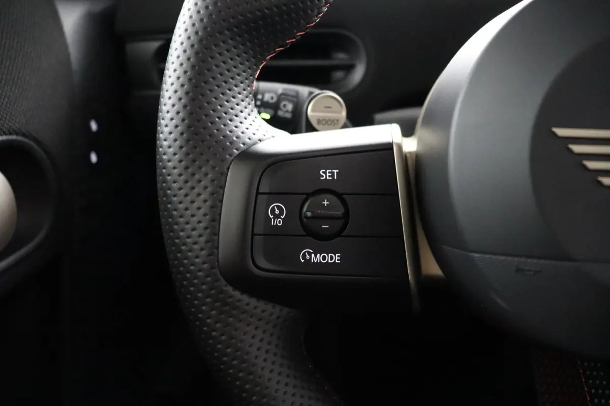 1.5 Cooper C John Cooper Works JCW Uitvoering | Pakket S | Stoel- en stuurverwarming | Panoramadak | Head-Up Display