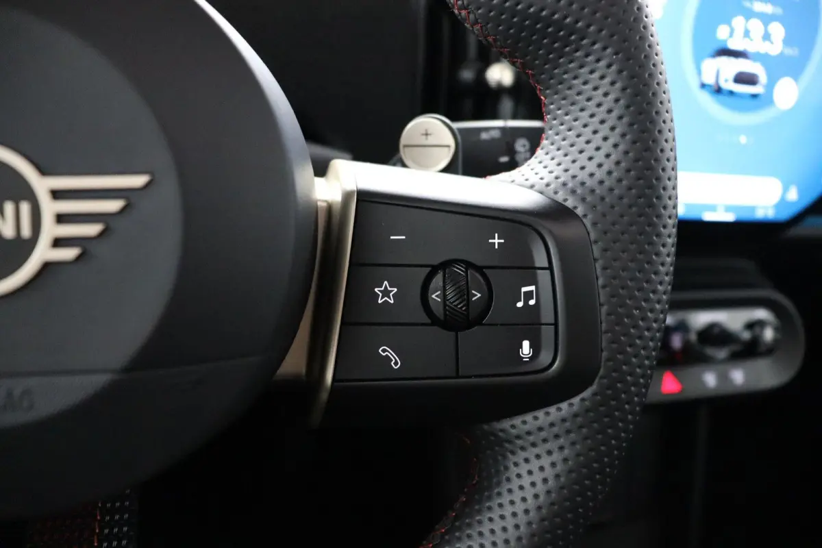 1.5 Cooper C John Cooper Works JCW Uitvoering | Pakket S | Stoel- en stuurverwarming | Panoramadak | Head-Up Display